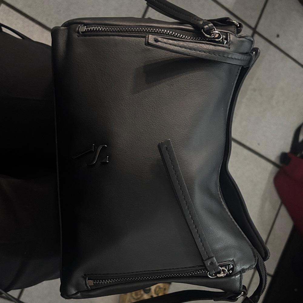 Vera Wang Black Leather Shoulder Bag